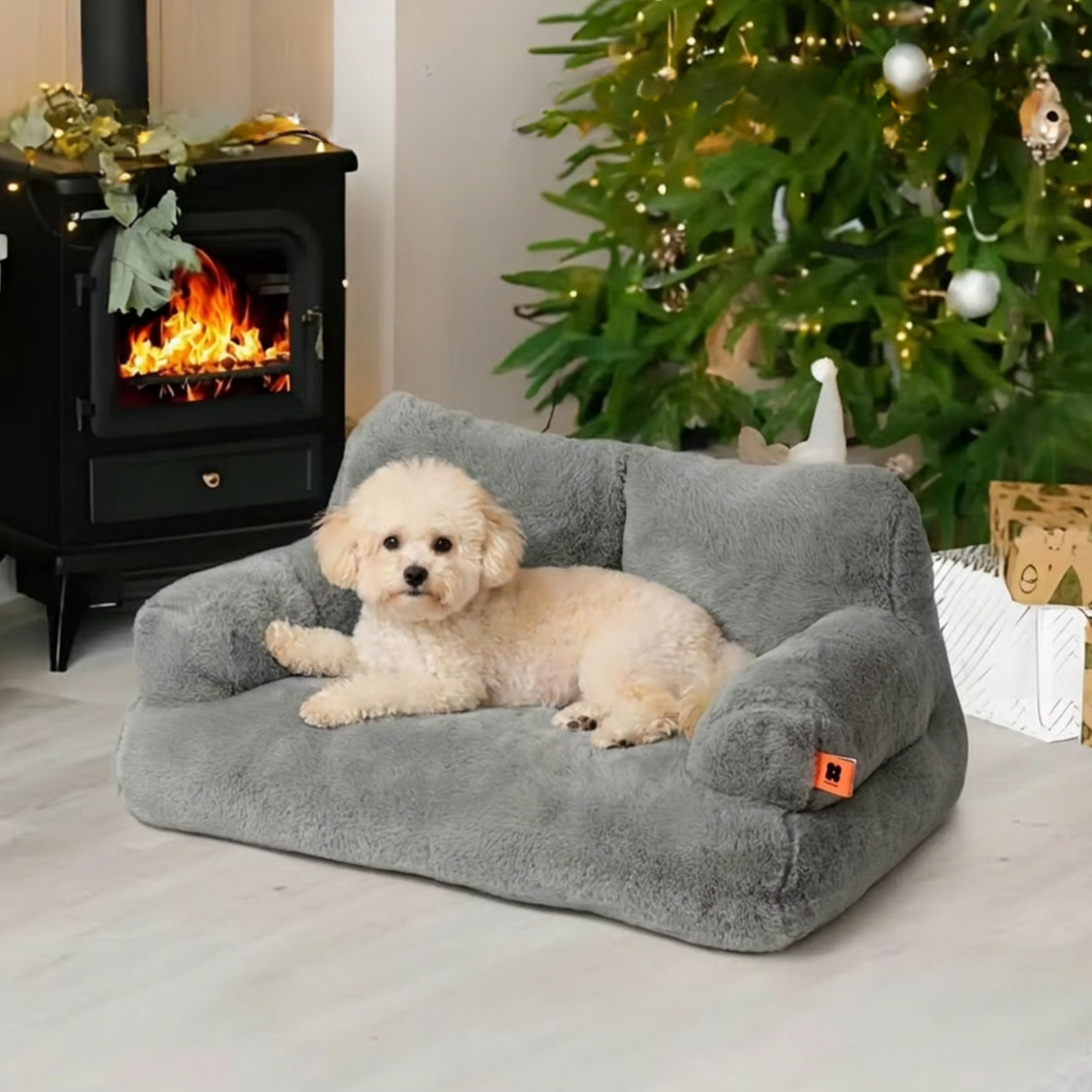 Canapé pour chien avec caniche devant le sapin
