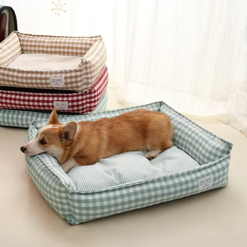 Canapé pour chien avec corgi allongé