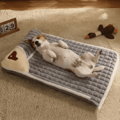 Lit pour chien avec chien sur le dos